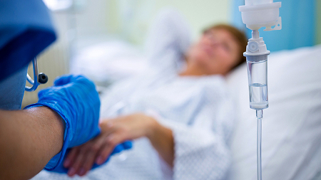Врач устанавливает капельницу